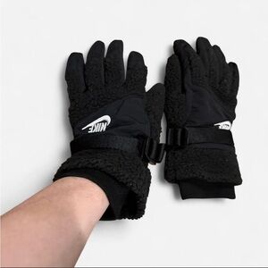 Nike Black Sherpa-Lined Women's Winter Gloves with Adjustable Wrist Strap
